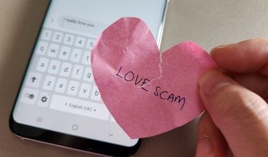 Love,scam,awareness,concept.,a,off,focus,handphone,showing,message